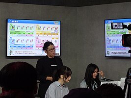 東京ゲームショウ2024「OooDa&伊織もえ ～ゲームの学校～ステージ」でのOooDa、伊織もえ、景井ひな(2024年9月29日撮影)