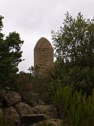 Vue d’une borne de forme ogivale.