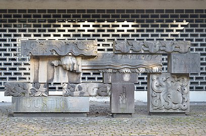 Palais de justice de Charleroi "La Justice" (1956).