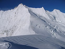 Stecknadelhorn mezi Nadelhornem (vlevo) a Hohberghornem (vpravo)