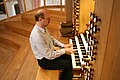 Organist Hans-Eberhard Roß an der Goll Orgel in St. Martin, Memmingen