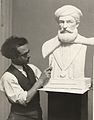 Preparazione del busto di Maimonide, di Joseph Hovell (1934)