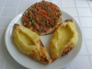 <span class="mw-page-title-main">Bursa Cantik Pide</span> Turkish pizza dish