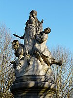 Sculpture représentant 2 soldats, l'un tenant un fusil et l'autre un drapeau français, adossés contre une femme portant un casque et une épée.