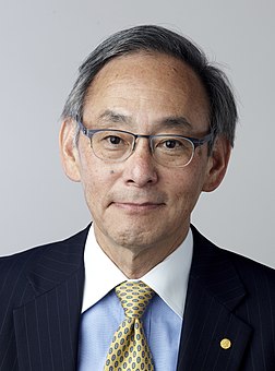 Portrait de Steven Chu, 12e secrétaire à l'Énergie des États-Unis de 2009 à 2013 et co-lauréat du prix Nobel de physique 1997. (définition réelle 2 448 × 3 304)