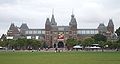 Amsterdam : Rijksmuseum vu du Museumplein.