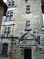 Hôtel Bontemps, maison noble du XIIe siècle sur laquelle a été plaquée en 1520 une façade de style Renaissance. Pendant la guerre de Cent Ans, la maison a été occupée par un Anglais appelé Thomas Bontemps[51]