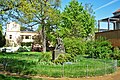 Denkmal Der verlorene Sohn: Kirchplatz mit zentral angeordnetem Denkmal einschließlich kleiner Einfriedung (Kirchplatz zweiteilig, südwestlicher Teil siehe Berggartenstraße, Heilig-Geist-Kirche)