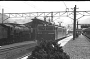 瀬野駅を通過中の151系特急の後部補機EF61（1963年8月）