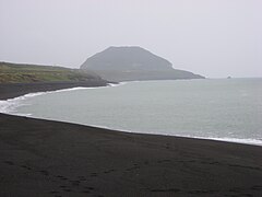 Vue du mont Suribachi depuis une plage de la côte ouest de l'île.