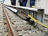 Von oben bestrichene Stromschiene mit Schutzabdeckung im Depot Nakano der Marunouchi Line, Tokio