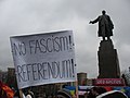 Affiche anti-gouvernementale lors d'un rassemblement sur la place de la Liberté de Kharkiv.