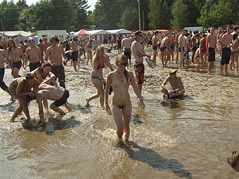 Une festivalière à l'édition 2010 du Przystanek Woodstock.