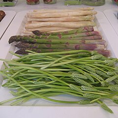 Three types of asparagus are on display, with white asparagus at the back and green asparagus in the middle. The plant at the front is Ornithogalum pyrenaicum, commonly called wild asparagus, and sometimes "bath asparagus".