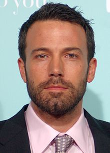 Ben Affleck menghadap langsung ke kamera