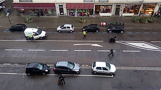 Robot de déminage à Strasbourg, escorté par la police.