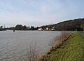 Blickrichtung Norden: Links der DEK, rechts die Abzweigung des MLK. Rechts im Hintergrund der Huckberg