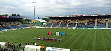 Photo de l'entrée du stade Gaston-Petit avec vue sur les pilonnes d’éclairage et le dos d'une tribune.