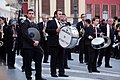 Caja y bombo de una banda tocando en la calle.