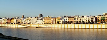 La Calle Betis, dans le quartier sévillan de Triana, au bord du Guadalquivir. (définition réelle 3 264 × 1 242)