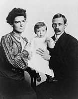 Niño estadounidense, 1902. Melville Bell Grosvenor sostenido por sus padres, Elsie Bell May y Gilbert H. Grosvenor.