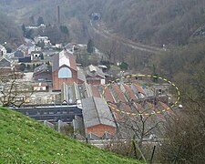 L'usine en 2004 : remarquer dans l'ellipse, une partie de la piste d'essais de 1928