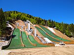 Cinq tremplins de saut à ski