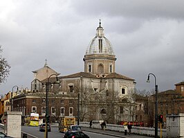 Koepel van de San Giovanni dei Fiorentini gezien vanop de ponte Principe Amedeo Savoia Aosta