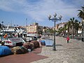 Le marché de Sanary-sur-Mer se tient sur le quai du port.