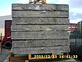 Lastre da base dun guindastre-torre, con pezas de cemento de 2.800 kg cada unha.