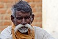 Un mann con un blanc mustache.