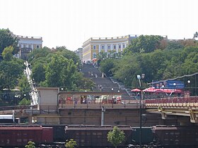 Blick vom Hafen zur Treppe