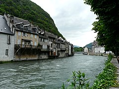 La Garonne traversant Saint-Béat.