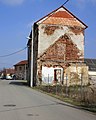 Čeština: Deset let po povodni zůstávají v Zálezlicích některé domy značně poničené English: Middle part of Zálezlice, Czech Republic, ten years after flood