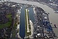 L'aéroport de Londres-City est construit parmi d'anciens quais (Docklands) au centre de la ville.