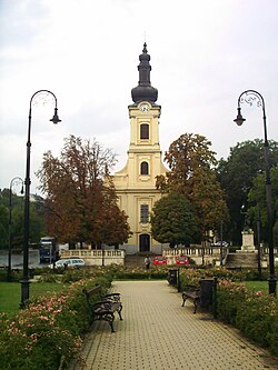 A Savoyai Jenő tér, háttérben a katolikus templommal