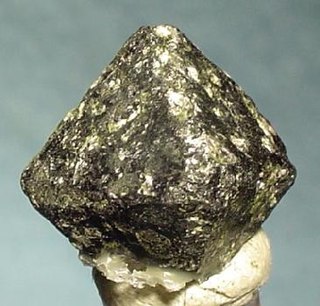 <span class="mw-page-title-main">Chromite</span> Crystalline mineral