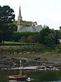 L'église paroissiale Saint-Ildut (de Lanildut) vue du chemin côtier de la rive gauche de l'Aber-Ildut.