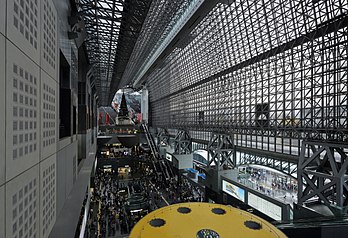 Vista interior da estação ferroviária de Quioto, o principal centro de transporte da cidade e uma das maiores do Japão. (definição 5 719 × 3 905)