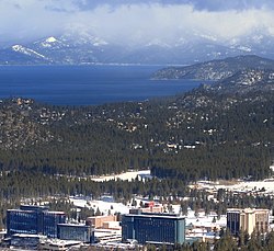 سراسرنما of Stateline from a nearby mountain where Heavenly Mountain Resort is. Casinos in foreground, دریاچه تاهو in background.