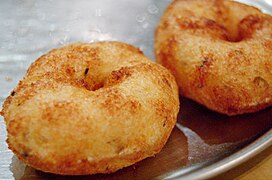 fried Medu vada with chutney