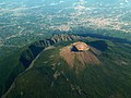 Vesuvius etualalla, takana Somman kalderan reunat.