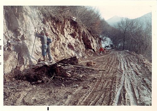 La strada che collega Esino Lario a Parlasco durante la sua costruzione