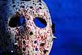 Friday the 13th filmeko Jason pertsonaiaren Hockey maskara, odolez zipriztindua.