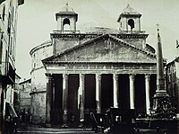 Il Pantheon nel 1871. Fino al 1883 aveva due campanili (chiamati spregiativamente dal popolo le "orecchie d'asino") sul tetto e si trovava in pessimo stato, dopo secoli di trascuratezza.