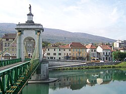 Seyssel látképe az haute-savoie-i Seysselből, a Rhône folyó hídjával