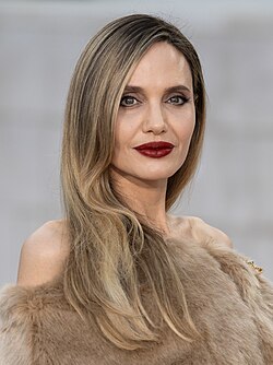 Jolie, 2024