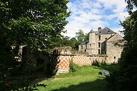 The château of Arthies and the fortified gate