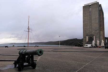 La place d'armes et la tour Intrépide.