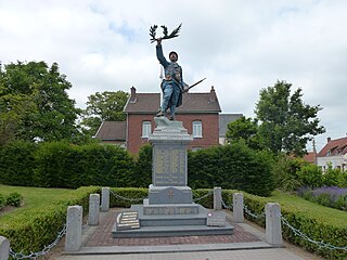 Le monument aux morts d'Isbergues.